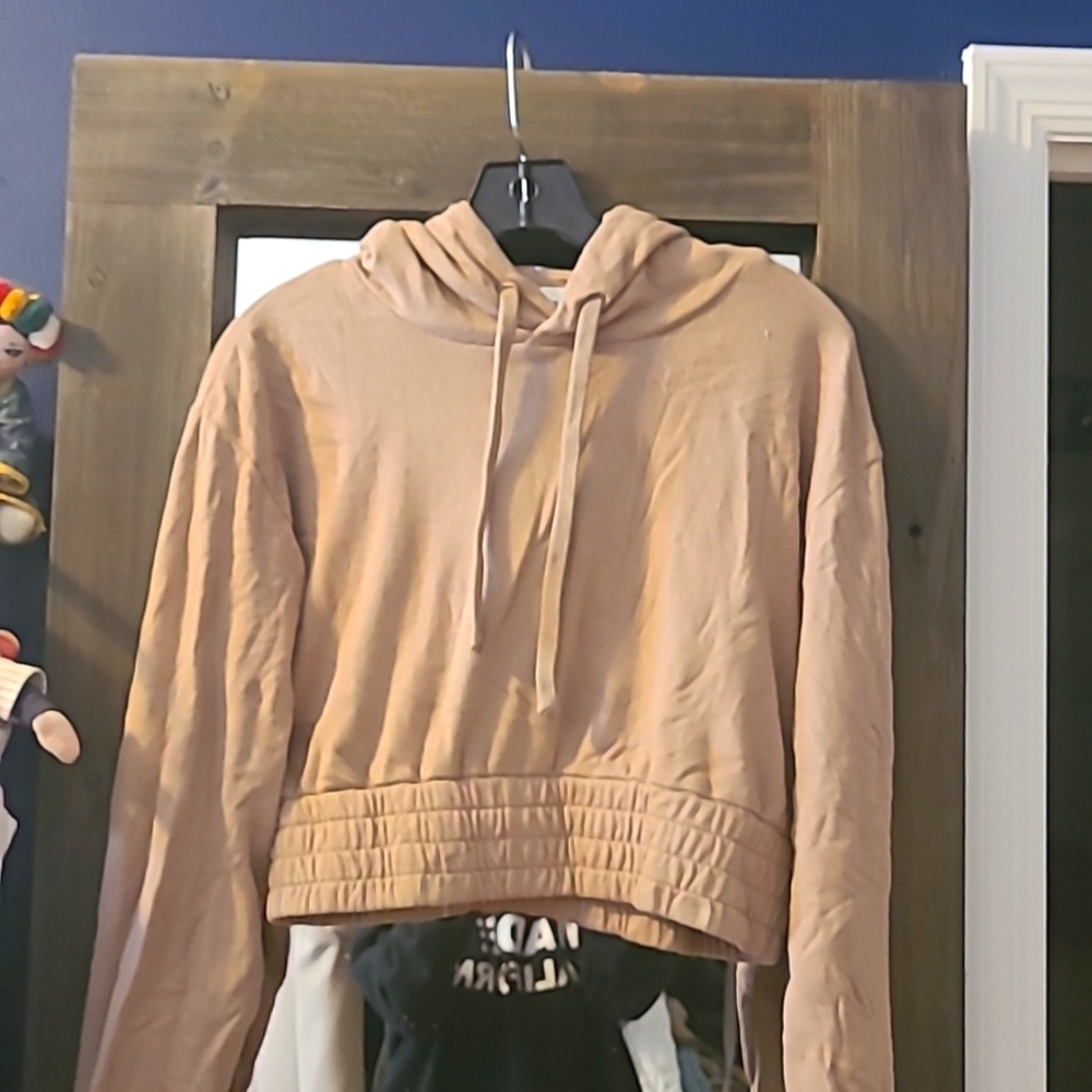 Buttercream cropped hoodie.